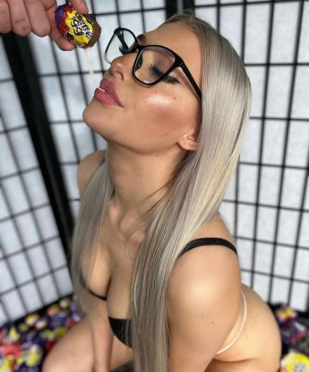 Я предлагаю широкий спектр услуг, которые удовлетворят твои самые сокровенные желания. От классического эротического массажа до безудержного страстного секса - я всегда настроена на предоставление качественного сервиса. У меня есть фото, которые подтверждают мою привлекательность и сексуальность. Тебе не придется расстраиваться, ведь у меня множество положительных отзывов от довольных клиентов. Готов продемонстрировать тебе свои уникальные навыки и воплотить в реальность все твои фантазии. Не упускай возможность ощутить настоящий эйфорический опыт со мной в самом сердце Москвы. 15277, 24 года