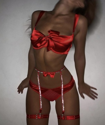 Моя нежная кожа и изящные формы будут твоим эротическим раем.
У меня есть опыт и умение доставить особое наслаждение. Мои услуги нацелены на удовлетворение тебя во всех отношениях.
Живу в Москве, где встречусь с тобой в уютной обстановке. Фото и отзывы о моих предыдущих клиентах доступны по запросу, чтобы ты мог удостовериться в моей красоте и профессионализме.
Не стесняйся, доверься мне и открой новые горизонты наслаждения. Обещаю, ты не пожалеешь 😉💋 7006, 25 лет