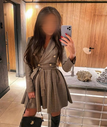 Соблазнительная брюнетка приглашает в гости на интимное свидание. Я знаю, как доставить удовольствие и принести радость. Воплотим ваши фантазии в жизнь вместе? 7760, 24 года